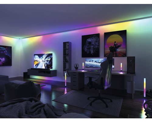 Wohnzimmer mit Schreibtisch, Gaming-Stuhl, Wandkunst und LED-Beleuchtung