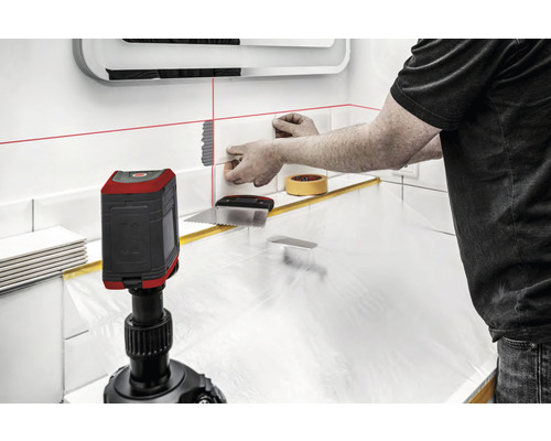 Pose de carreaux avec outils de carreleur et laser