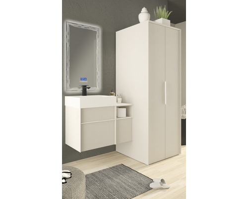 Modernes Badezimmer mit Waschtisch, beleuchtetem Spiegel und Hochschrank