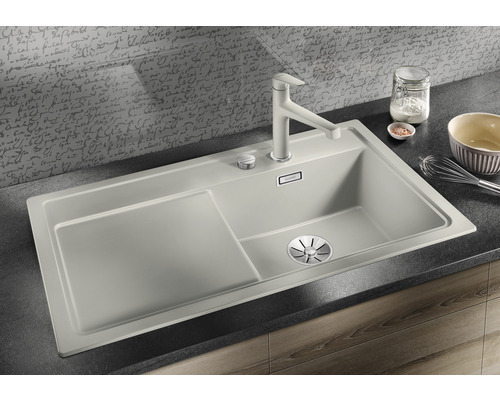 Spüle mit Abtropffläche, Armatur und Spülmittelspender