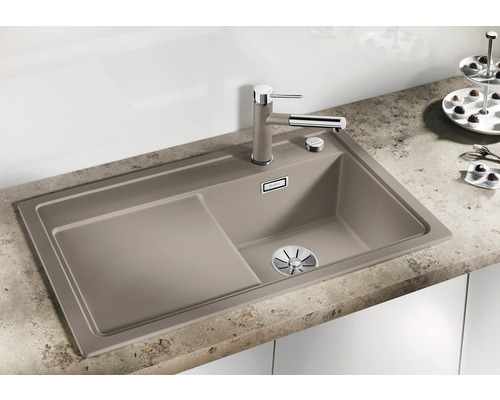 Évier en matériau composite avec robinet sur un comptoir de cuisine