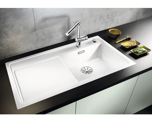 Évier avec égouttoir et robinet de cuisine sur un comptoir de cuisine