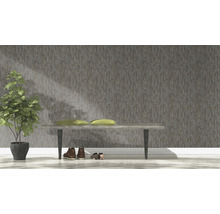 Dekorative Wandgestaltung mit Tapete, Bank, Zimmerpflanze und Schuhen