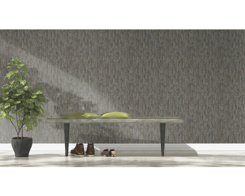 Dekorative Wandgestaltung mit Tapete, Bank, Zimmerpflanze und Schuhen