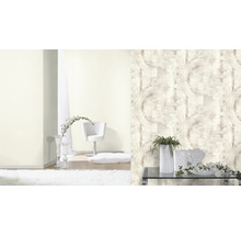 Zwei Wanddesigns mit einfarbiger Tapete und gemusterter Tapete mit geometrischen Kreisen, kombiniert mit dekorativen Elementen und Möbeln.