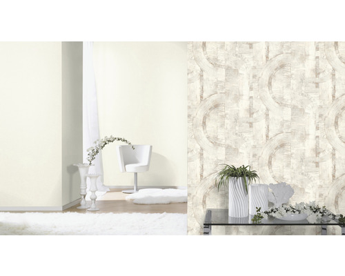 Zwei Wanddesigns mit einfarbiger Tapete und gemusterter Tapete mit geometrischen Kreisen, kombiniert mit dekorativen Elementen und Möbeln.