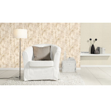 Wohnzimmer mit Sessel, Stehlampe und Tapete mit Kreisdesign