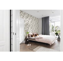 Helles Schlafzimmer mit Bett, Mustertapete, Vorhängen und Holzboden