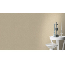 Wand mit heller Oberfläche und dekorativen Elementen auf einem Tisch