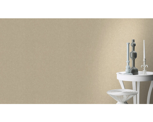 Wand mit heller Oberfläche und dekorativen Elementen auf einem Tisch