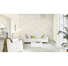 Wohnzimmer mit dreidimensionaler Tapete, Sofa, Sessel, Teppich und Zimmerpflanze für eine helle und freundliche Atmosphäre.