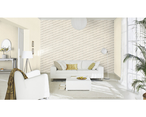 Wohnzimmer mit dreidimensionaler Tapete, Sofa, Sessel, Teppich und Zimmerpflanze für eine helle und freundliche Atmosphäre.