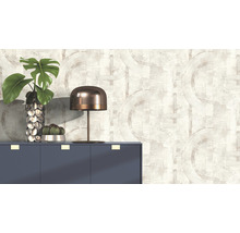 Dekorative Tapete mit abstraktem Kreisdesign in einem hellen Raum mit Kommode, Lampe und Pflanzen.