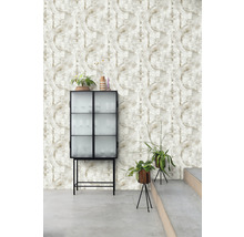 Raumansicht mit gemusterter Tapete, Schrank und Pflanzen