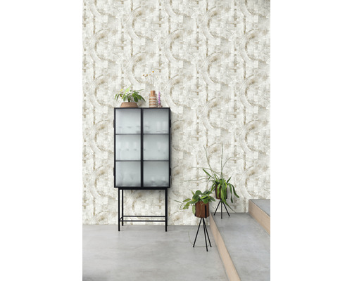 Raumansicht mit gemusterter Tapete, Schrank und Pflanzen