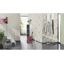 Eingangsbereich mit Treppe, Schuhschrank, Garderobe und gemusterter Tapete