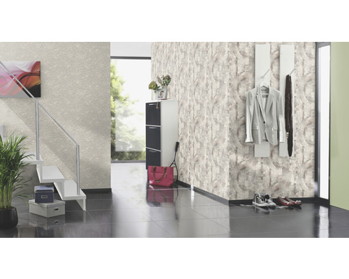 Eingangsbereich mit Treppe, Schuhschrank, Garderobe und gemusterter Tapete