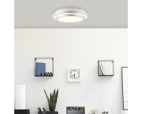 Moderne Deckenleuchte aus Metall im Wohnraum.