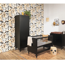 Kinderzimmer mit Babybett, Kommode, Schrank und Deko im Safari-Look