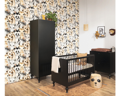 Kinderzimmer mit Babybett, Kommode, Schrank und Deko im Safari-Look