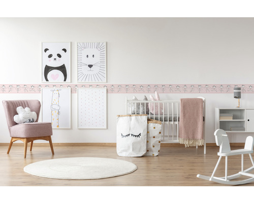 Kinderzimmer mit Möbeln und Dekorationen wie Wandbordüre, Bildern und Spielzeug