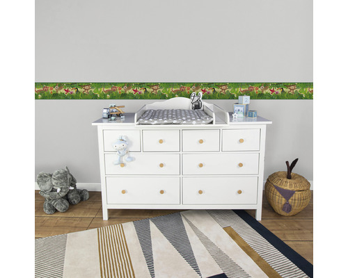 Kinderzimmer mit Wickelkommode, Bordüre, Teppich und Spielzeug