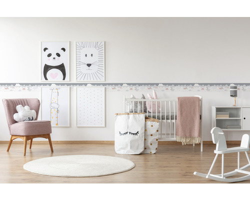 Kinderzimmer mit Möbeln und Wanddekoration mit Tiermotiven