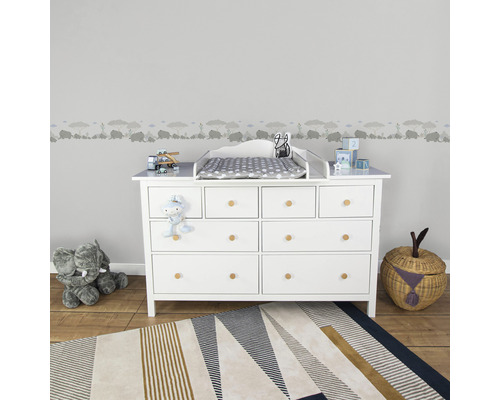 Kinderzimmer mit weisser Kommode, Wickelaufsatz und Spielzeug