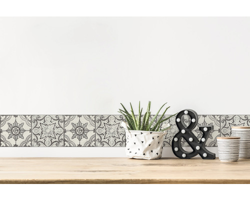 Bordure murale à motif floral sur une surface en bois avec des éléments décoratifs.