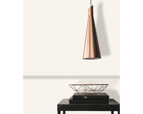 Raumansicht mit Pendelleuchte, Zierleiste und Dekoschale auf Büchern