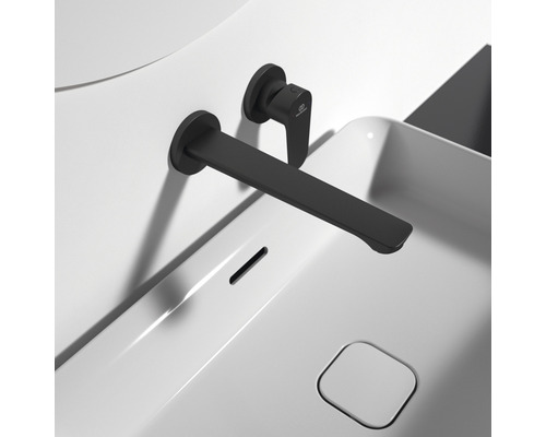 Waschtischarmatur zur Wandmontage über einem Waschbecken