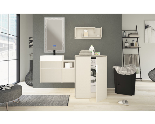 Salle de bains moderne avec lavabo, miroir éclairé, machine à laver et panier à linge