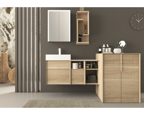 Salle de bain moderne avec meuble-lavabo, armoire de toilette, étagère et meuble bas