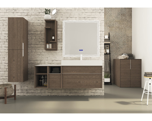 Badezimmer mit Waschtisch, Spiegelschrank, Hochschrank und Regal