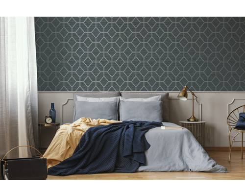 Schlafzimmer mit geometrischer Tapete und Bett