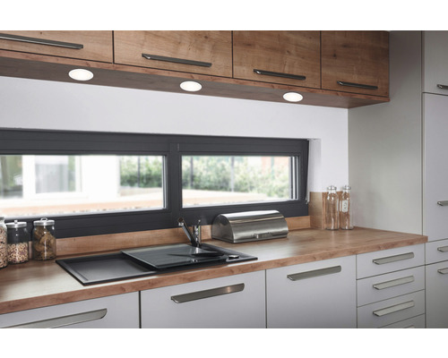 Moderne Küche mit Holz- und Grautönen, Arbeitsplatte, Spüle und Fenster