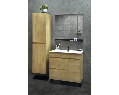 Badezimmer mit Waschtischunterschrank, Spiegelschrank und Hochschrank in Holzoptik