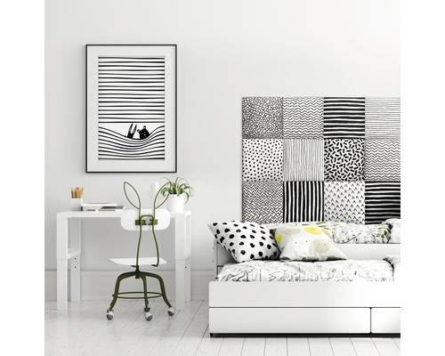 Aménagement d''une pièce avec bureau, chaise et lit en noir et blanc.