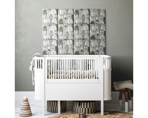 Chambre d''enfant avec lit à barreaux, panneaux muraux à motif d''ours et objets de décoration