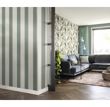 Wohnzimmer mit gestreifter Tapete und floraler Mustertapete