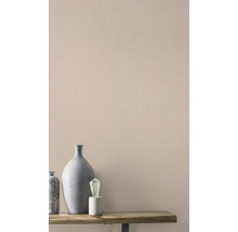 Raumansicht mit Textiltapete und Dekoration auf einem Regal