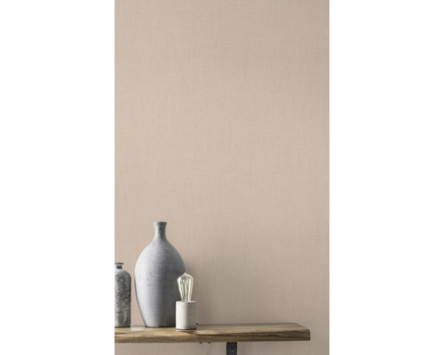 Raumansicht mit Textiltapete und Dekoration auf einem Regal