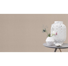 Dekorative Szene mit einer weißen Laterne, einer Vase mit Blumen und einer kleinen Dekoration auf einem Tisch