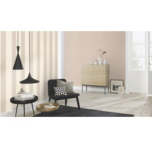 Wohnzimmer mit gestreifter Tapete, Sideboard, Sessel und Pendelleuchten