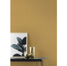 Nahaufnahme einer gemusterten Tapete, kombiniert mit einem Bild, einer Schale und einem Krug auf einem Tisch