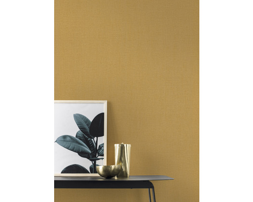 Nahaufnahme einer gemusterten Tapete, kombiniert mit einem Bild, einer Schale und einem Krug auf einem Tisch