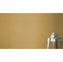 Wand mit Stapel Büchern auf kleinem Tisch