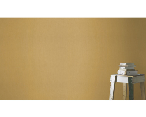 Wand mit Stapel Büchern auf kleinem Tisch