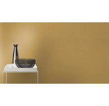 Dekorative Vase und Schale auf kleinem Tisch