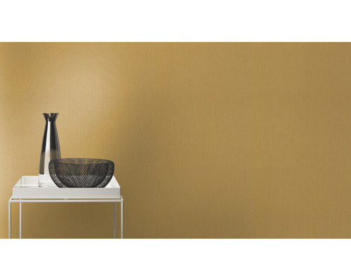 Dekorative Vase und Schale auf kleinem Tisch